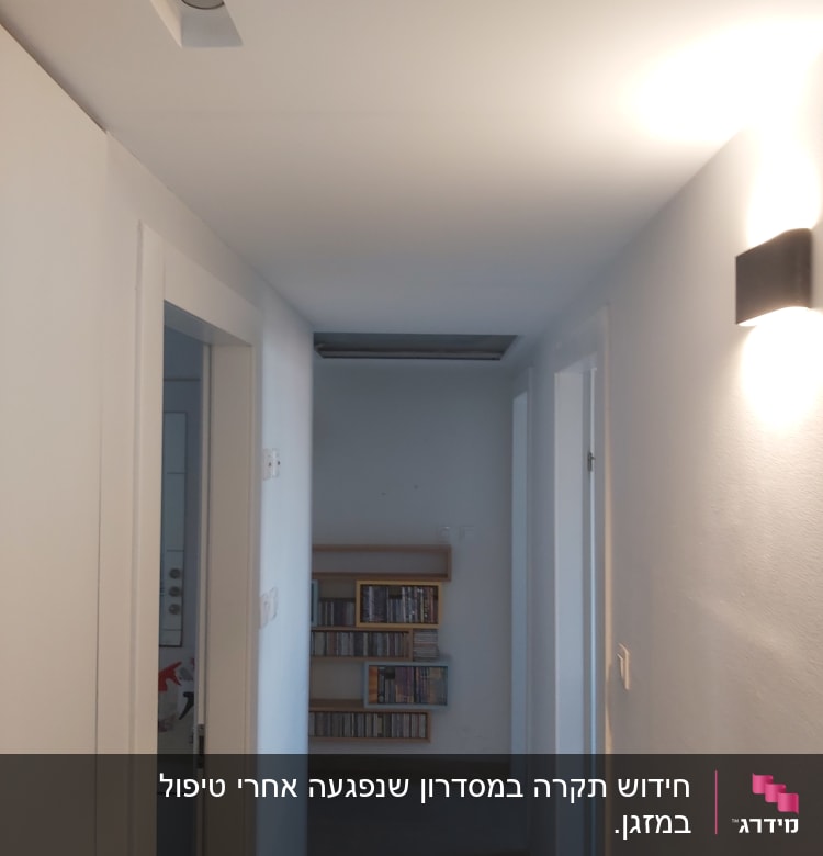מסדרון עם קירות גבס ותאורה עליונה